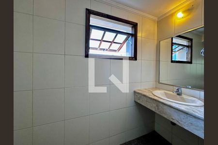Casa à venda com 350m², 5 quartos e 6 vagas Casa à venda com 350m², 5 quartos e 6 vagasBanheiro Suíte 2