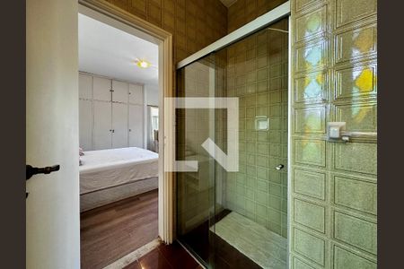 Casa à venda com 350m², 5 quartos e 6 vagas Casa à venda com 350m², 5 quartos e 6 vagasBanheiro Suíte 1