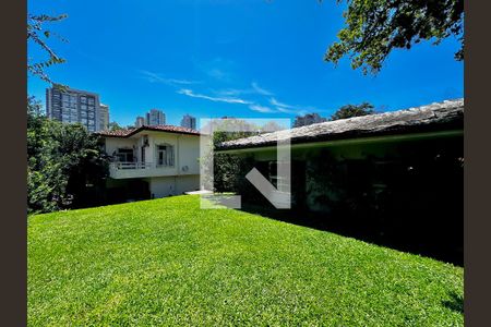 Casa à venda com 350m², 5 quartos e 6 vagas Casa à venda com 350m², 5 quartos e 6 vagasQuintal