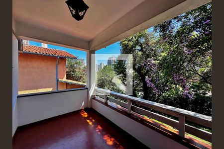 Casa à venda com 350m², 5 quartos e 6 vagas Casa à venda com 350m², 5 quartos e 6 vagasSacada Suíte 2 e Quarto 3