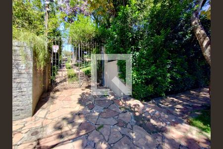 Casa à venda com 350m², 5 quartos e 6 vagas Casa à venda com 350m², 5 quartos e 6 vagasFachada