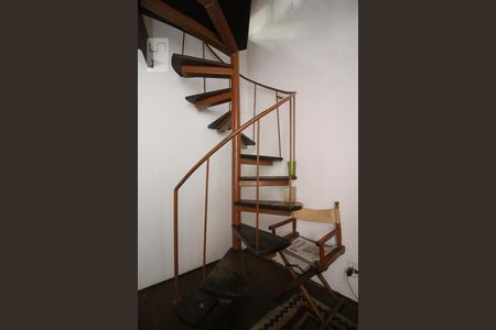 Casa para alugar com 170m², 4 quartos e 2 vagasEscada