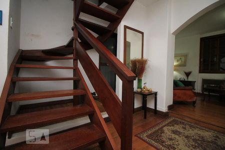 Escada de casa para alugar com 4 quartos, 170m² em Moinhos de Vento, Porto Alegre