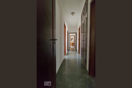 Casa à venda com 250m², 4 quartos e 4 vagas Casa à venda com 250m², 4 quartos e 4 vagasCorredor