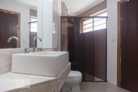 Casa à venda com 300m², 4 quartos e 4 vagas Casa à venda com 300m², 4 quartos e 4 vagasBanheiro