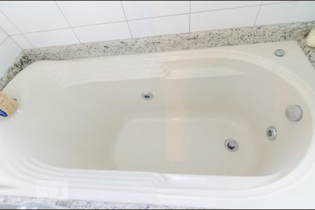 Apartamento à venda com 210m², 4 quartos e 4 vagasBanheira