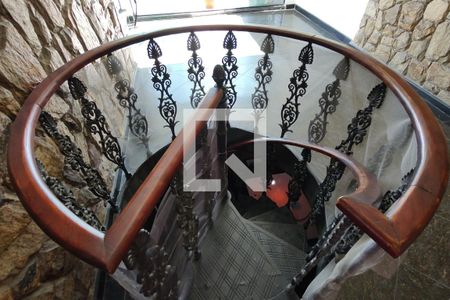 Apartamento à venda com 274m², 3 quartos e 2 vagas Apartamento à venda com 274m², 3 quartos e 2 vagasEscada