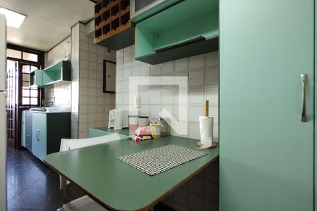 Apartamento à venda com 274m², 3 quartos e 2 vagas Apartamento à venda com 274m², 3 quartos e 2 vagasCozinha - Armários