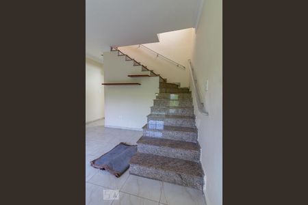 Casa à venda com 160m², 5 quartos e 4 vagasEscada