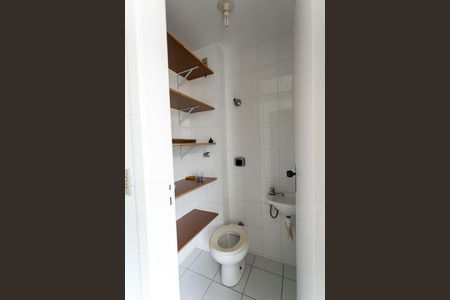 Banheiro de Serviço de apartamento para alugar com 3 quartos, 85m² em Cidade Nova, Belo Horizonte