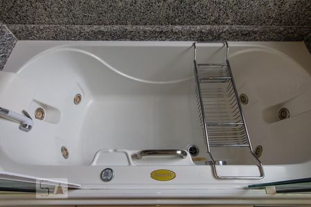 Apartamento à venda com 105m², 2 quartos e 3 vagas Apartamento à venda com 105m², 2 quartos e 3 vagasBanheiro da Suíte 2