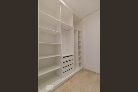 Casa de condomínio à venda com 472m², 3 quartos e 4 vagasCloset da Suíte 02