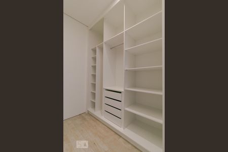 Casa de condomínio à venda com 472m², 3 quartos e 4 vagasCloset da Suíte 02