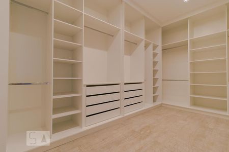 Casa de condomínio à venda com 472m², 3 quartos e 4 vagasCloset da Suíte master