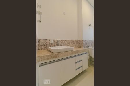 Casa de condomínio à venda com 472m², 3 quartos e 4 vagasBanheiro da Suíte 01