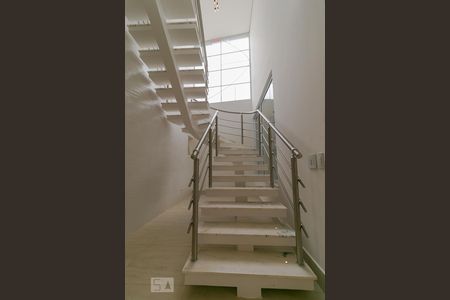 Casa de condomínio à venda com 472m², 3 quartos e 4 vagasEscada