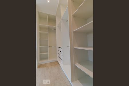 Casa de condomínio à venda com 472m², 3 quartos e 4 vagasCloset da Suíte 01