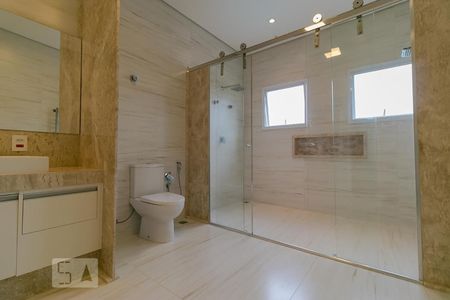 Casa de condomínio à venda com 472m², 3 quartos e 4 vagasBanheiro da Suíte master