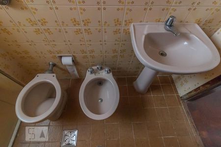 Banheiro de apartamento para alugar com 2 quartos, 54m² em Caiçaras, Belo Horizonte