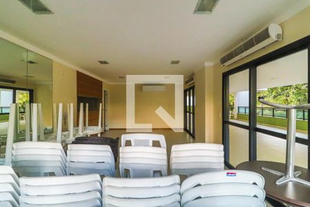 Apartamento à venda com 245m², 4 quartos e 4 vagas Apartamento à venda com 245m², 4 quartos e 4 vagasSalão de Festas