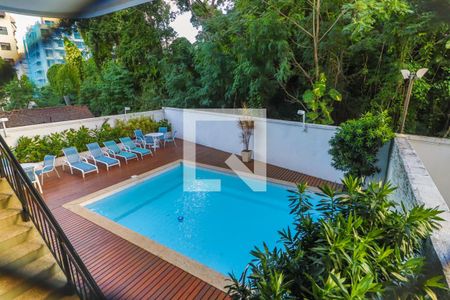 Apartamento à venda com 245m², 4 quartos e 4 vagas Apartamento à venda com 245m², 4 quartos e 4 vagasÁrea Comum - Piscina