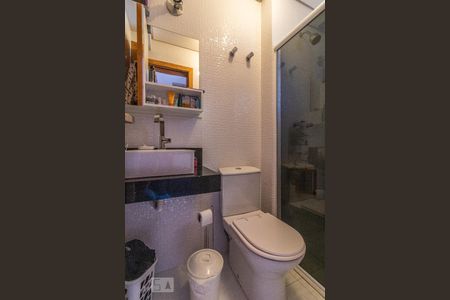 Casa à venda com 380m², 3 quartos e 8 vagasBanheiro do Quarto 2