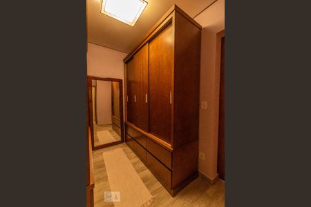 Casa à venda com 380m², 3 quartos e 8 vagasCloset