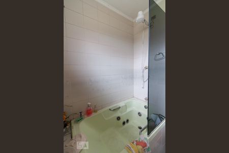 Casa à venda com 357m², 4 quartos e 4 vagasBanheiro quarto 1 suíte