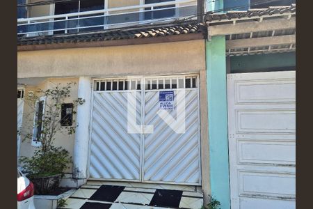 Casa de condomínio à venda com 180m², 2 quartos e 1 vagaPlaca