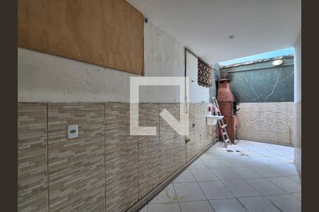 Casa de condomínio à venda com 180m², 2 quartos e 1 vagaÁrea de Serviço