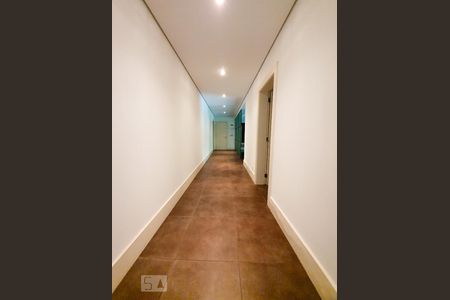 Casa à venda com 685m², 5 quartos e 8 vagas Casa à venda com 685m², 5 quartos e 8 vagasCorredor subsolo