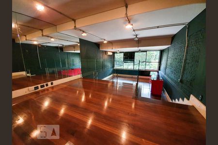 Casa à venda com 685m², 5 quartos e 8 vagas Casa à venda com 685m², 5 quartos e 8 vagasSalão