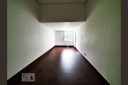 Casa à venda com 685m², 5 quartos e 8 vagas Casa à venda com 685m², 5 quartos e 8 vagasSala subsolo