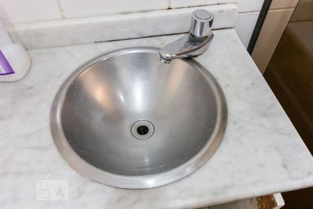 Banheiro Pia de apartamento para alugar com 2 quartos, 47m² em Água Branca, São Paulo