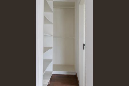 Apartamento à venda com 200m², 4 quartos e 3 vagas Apartamento à venda com 200m², 4 quartos e 3 vagasCloset da Suite