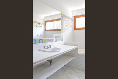 Casa de condomínio à venda com 579m², 5 quartos e 4 vagasBanheiro Quarto 1 suíte