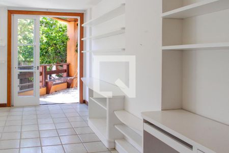 Casa de condomínio à venda com 579m², 5 quartos e 4 vagasBiblioteca