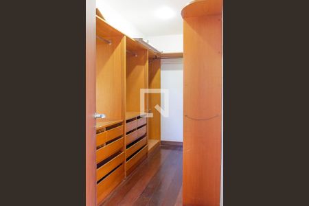 Casa de condomínio à venda com 579m², 5 quartos e 4 vagasCloset Quarto 2 suíte