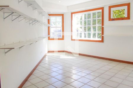 Casa de condomínio à venda com 579m², 5 quartos e 4 vagasBiblioteca