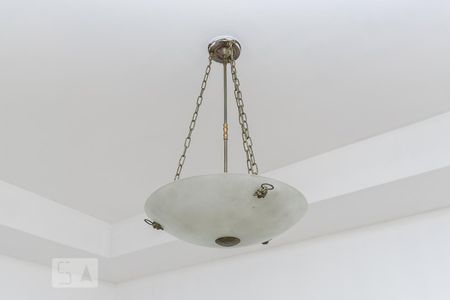 Sala - Detalhe do lustre de casa para alugar com 3 quartos, 133m² em Braz de Pina, Rio de Janeiro