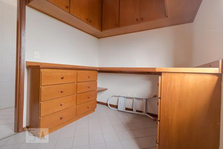 Apartamento à venda com 120m², 3 quartos e 3 vagas Apartamento à venda com 120m², 3 quartos e 3 vagasQuarto de Serviço