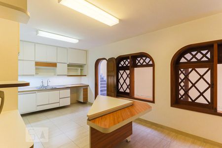 Casa à venda com 450m², 5 quartos e 6 vagas Casa à venda com 450m², 5 quartos e 6 vagasCozinha