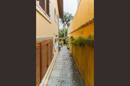 Casa à venda com 450m², 5 quartos e 6 vagas Casa à venda com 450m², 5 quartos e 6 vagasCorredor lateral