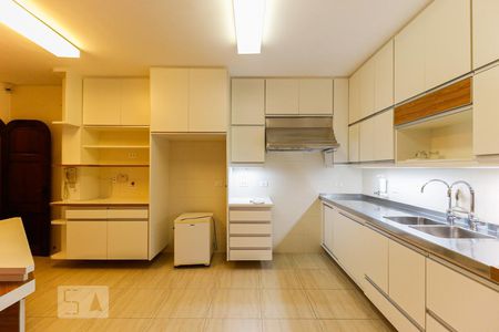 Casa à venda com 450m², 5 quartos e 6 vagas Casa à venda com 450m², 5 quartos e 6 vagasCozinha