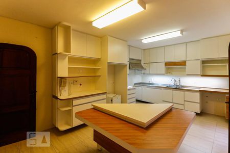 Casa à venda com 450m², 5 quartos e 6 vagas Casa à venda com 450m², 5 quartos e 6 vagasCozinha