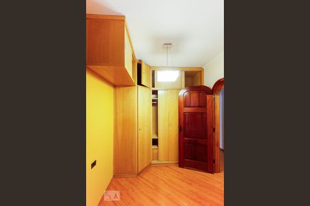 Casa à venda com 450m², 5 quartos e 6 vagas Casa à venda com 450m², 5 quartos e 6 vagasCloset