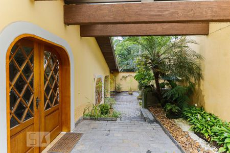 Casa à venda com 450m², 5 quartos e 6 vagas Casa à venda com 450m², 5 quartos e 6 vagasCorredor lateral