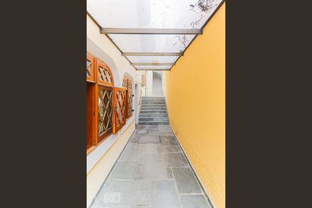 Casa à venda com 450m², 5 quartos e 6 vagas Casa à venda com 450m², 5 quartos e 6 vagasCorredor lateral