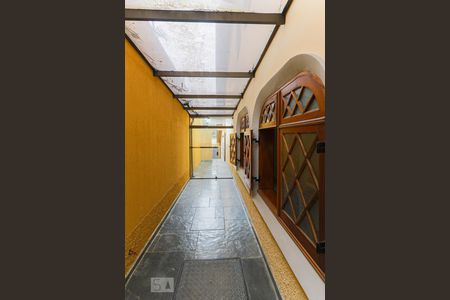 Casa à venda com 450m², 5 quartos e 6 vagas Casa à venda com 450m², 5 quartos e 6 vagasCorredor lateral