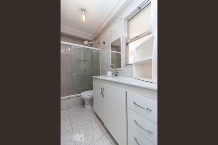 Banheiro de apartamento para alugar com 2 quartos, 65m² em Del Castilho, Rio de Janeiro